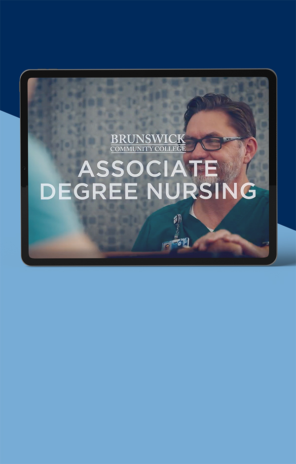 Tableta que muestra un avance del vídeo de la licenciatura en enfermería del Brunswick Community College